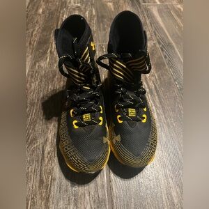 Boys Under Armour Cleats Size 3.5Y